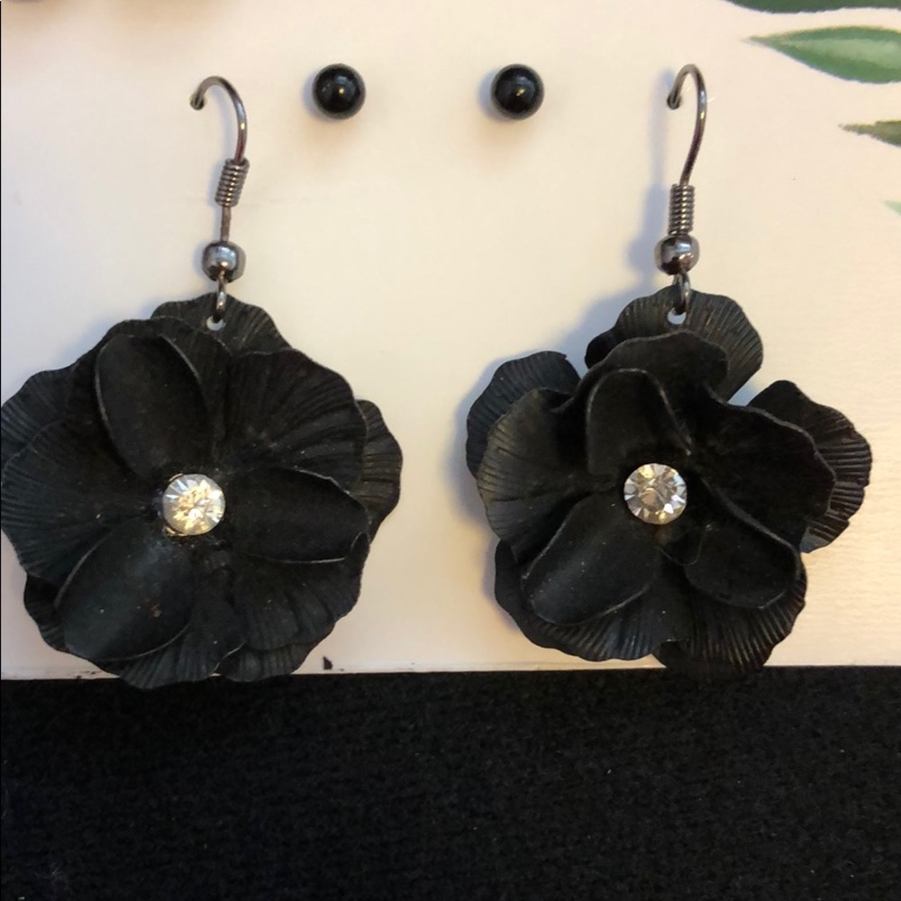 Matching black floral necklace and earrings - Picture 5 of 11